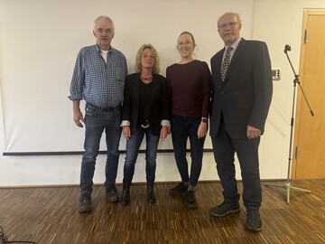 Setzen sich fr die Belange der
Schfer im Sdwesten ein (v.r.): Der wiedergewhlte LSV-Vorsitzende Alfons Gimber, die seit September amtierende, neue VDL-Geschftsfhrerin Lisa Sbitnew aus Berlin, LSV-Geschftsfhrerin Anette Wohlfarth und der neu gewhlte Zweite Vorsitzende Karl Burkhard aus
Neidlingen.