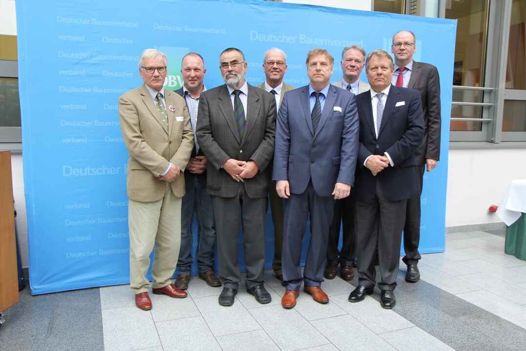 Teilnehmer der DBV-Fachtagung zum Wolf (v.l.):  Jrgen Lckhoff, Vorsitzender VDL Jens Schreinicke, Mutterkuhhalter und Wolfsbeauftragter des LBV Brandenburg Prof. Dr. Hans-Dieter Pfannenstiel, Diplom-Biologe, Professor fr Zoologie an der FU Berlin Jrgen Hammerschmidt, Vorsitzender der BAGJE (Bundesarbeitsgemeinschaft der Jagdgenossenschaften und Eigenjagdbesitzer) RA Jrgen Reh, Geschftsfhrer des VJE (Verband der Jagdgenossenschaften und Eigenjagden in Westfalen-Lippe e.V. ) Clemens Freiherr von Oer, Vorsitzender des VJE  Prof. Dr. Michael Brenner, Friedrich‐Schiller‐Universitt Jena, Rechtswissenschaftliche Fakultt, Lehrstuhl fr Deutsches und Europisches Verfassungs- und Verwaltungsrecht