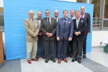 Teilnehmer der DBV-Fachtagung zum Wolf (v.l.): Jrgen Lckhoff, Vorsitzender VDL Jens Schreinicke, Mutterkuhhalter und Wolfsbeauftragter des LBV Brandenburg Prof. Dr. Hans-Dieter Pfannenstiel, Diplom-Biologe, Professor fr Zoologie an der FU Berlin Jrgen Hammerschmidt, Vorsitzender der BAGJE (Bundesarbeitsgemeinschaft der Jagdgenossenschaften und Eigenjagdbesitzer) RA Jrgen Reh, Geschftsfhrer des VJE (Verband der Jagdgenossenschaften und Eigenjagden in Westfalen-Lippe e.V. ) Clemens Freiherr von Oer, Vorsitzender des VJE Prof. Dr. Michael Brenner, Friedrich‐Schiller‐Universitt Jena, Rechtswissenschaftliche Fakultt, Lehrstuhl fr Deutsches und Europisches Verfassungs- und Verwaltungsrecht