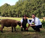 Umweltminister Olaf Lies (re.) mit Wendelin Schmücker, Vorsitzender des Fördervereins der Deutschen Schafhaltung e.V. mit Lamm Willy
