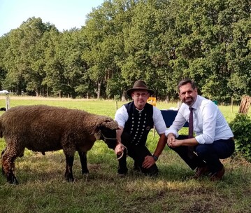 Umweltminister Olaf Lies (re.) mit Wendelin Schmcker, Vorsitzender des Frdervereins der Deutschen Schafhaltung e.V. mit Lamm Willy