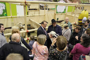 Am VDL-Stand auf der Grnen Woche: Brandenburgs Landwirtschaftsminister Jrg Vogelsnger (l.) im Gesprch mit Schfermeister Knut Kucznik.