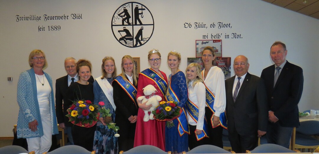 Krnung der Nordfriesischen Lammknigin Heike Marit Carstensen (Mitte im roten Kleid) und der Nordfriesischen Lammprinzessin Nadine Dethlefs (rechts daneben im blauen Kleid).