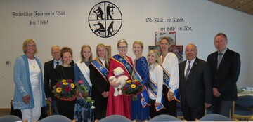Krnung der Nordfriesischen Lammknigin Heike Marit Carstensen (Mitte im roten Kleid) und der Nordfriesischen Lammprinzessin Nadine Dethlefs (rechts daneben im blauen Kleid).
