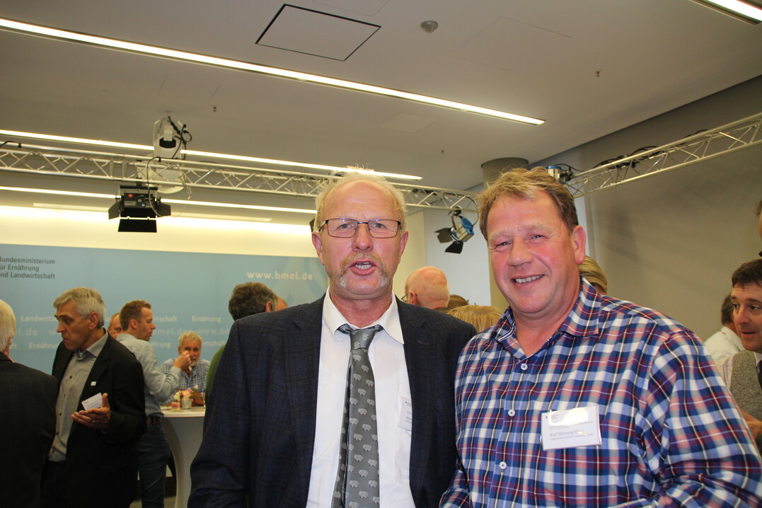 Alfons Gimber (links), Vorsitzender der VDL, mit Karl-Henning Hinz, Vorsitzender des Landesverbandes Schleswig-Holsteiner Schaf- und Ziegenzüchter.
