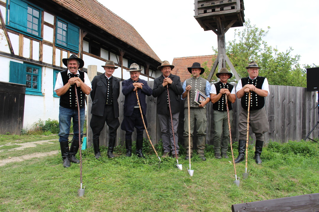 30. Thüringer Landesmeisterschaft im Hüten (v.l.): Peter Kieslich (Preisrichter), Jürgen Hoffmann (Preisrichter), Bernd Angelroth (Preisrichter), Herbert Kind (Titelverteidiger), Gunter Buschmann, Holger Backhaus, Klaus-Dieter Knoll.