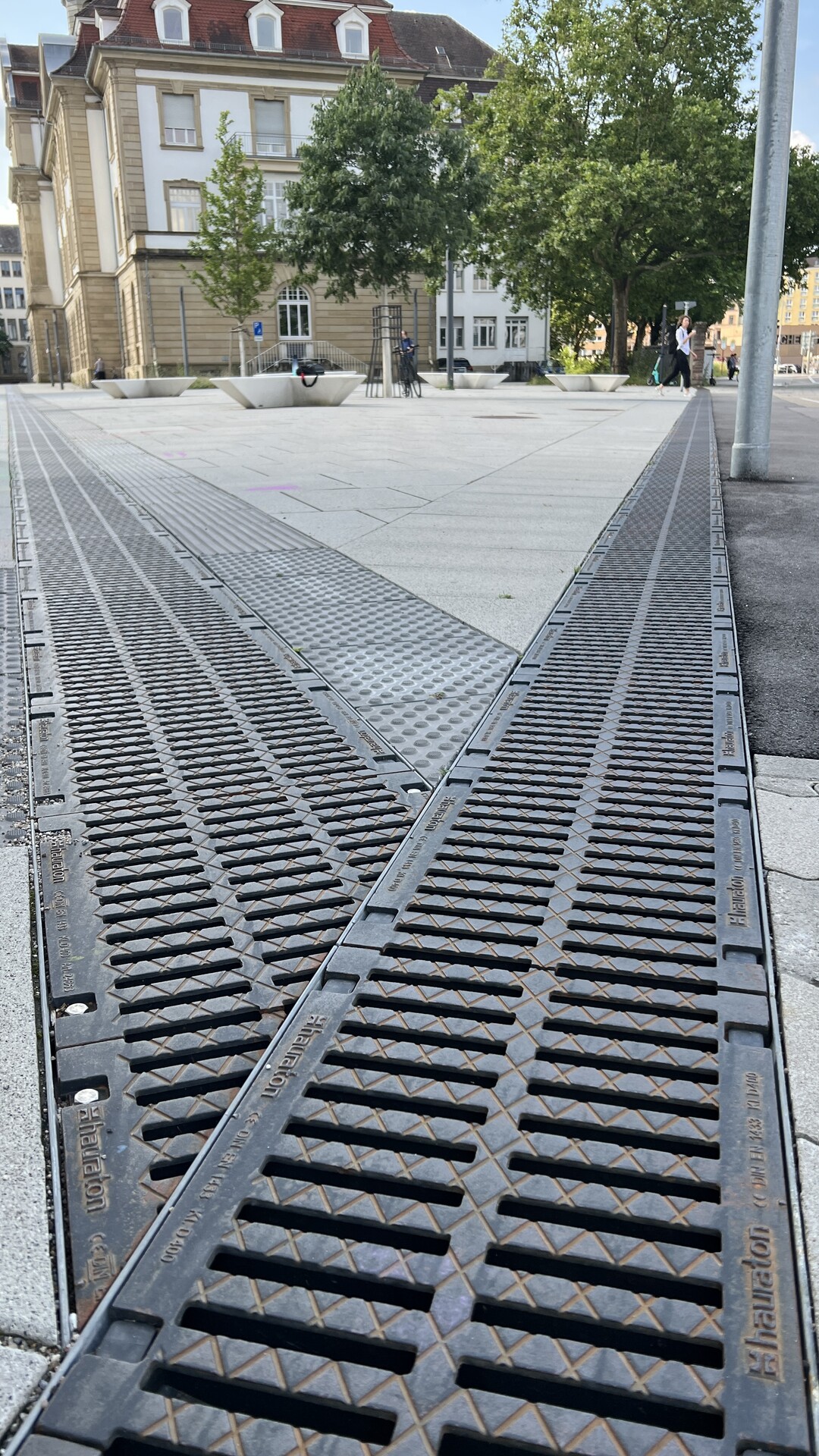 Große Rinnenquerschnitte bieten ausreichend Retentionsraum im Entwässerungssystem