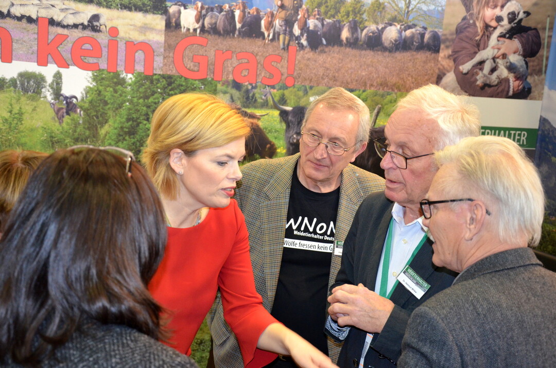 Bundeslandwirtschaftsministerin Julia Klöckner am WNON-Stand bei der Grünen Woche in Berlin. Neben ihr (v.l.): Friedrich Noltenius, Dr. Helmut Wilke und Jürgen Lückhoff (VDL).