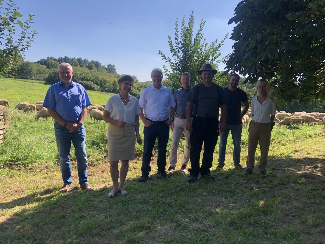 Vor-Ort-Termin (v.l.): Thomas Blenke MdL, Staatssekretrin Sabine Kurtz MdL, Alfons Gimber (Vorsitzender Landesschafzuchtverband), Dr. Frank Wiehe (LRA Calw), Markus Kleinbeck (Schfermeister und Betriebsinhaber), Philip Beck (LEV Calw), Dagmar Hmmerle (LRA Calw).