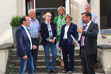  Die Auftraggeber der reprsentativen Umfrage berreichten diese an Niedersachsens Umweltminister Olaf Lies.  