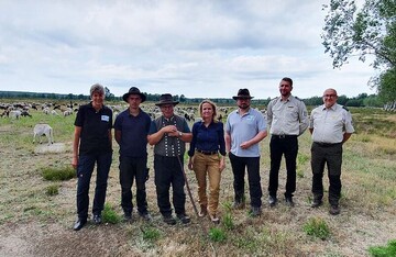 Informierten sich gemeinsam ber die Arbeit von Schfer Ren Jeronimus: (v. l.) Susanne Belting, Fachliche Leitung DBU Naturerbe, Stefan und Ren Jeronimus von der Schferei Jeronimus, Bundesumweltministerin Steffi Lemke, DBU-Generalsekretr Alexander Bonde, Andreas Petzel und Jens Pietrzak vom Bundesforstbetrieb Lausitz