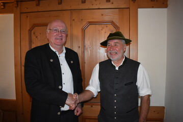 Joseph Grasegger (r.) gratuliert dem zuknftigen Ersten Vorsitzenden, Dr. Christian Mendel.