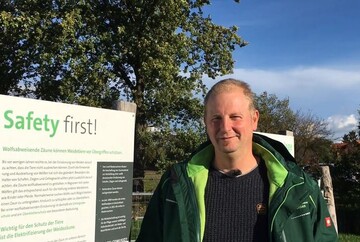 Michael Sluiter, Herdenschutzberater LWK Niedersachsen, erklrt in dem Video, welche Herdenschutzzune fr verschiedene Tierarten geeignet und frderfhig sind.