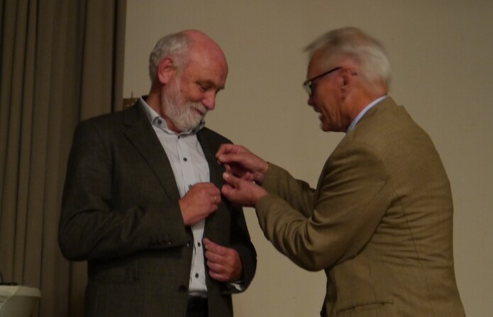 Jürgen Lückhoff (r.), Vositzender der Vereinigung Deutscher Landesschafzuchtverbände (VDL), ehrte Dr. Ernst Brüggemann (l.), Zuchtleiter und Geschäftsführer des Schafzuchtverbandes Nordrhein-Westfalen mit der Ehrenmedaille und Ehrennadel der VDL.