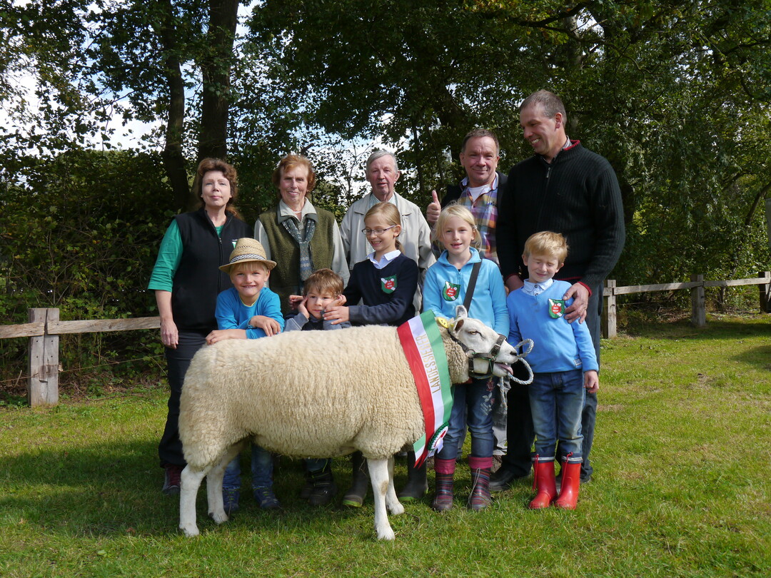 Früh übt sich! Landessieger der Rasse Texel in Borken 2017 - der Nachwuchs der Züchterfamilien Markus und Wilhelm Soddemann (re.) gemeinsam mit den stolzen Großeltern, der Vorsitzenden der Schafzüchtervereinigung NRW Ortrun Humpert (li.) und dem Preisrichter Hubert Fischer (2.v.re.)