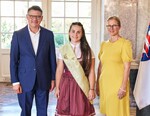"Hoheiten Empfang" im Schloss Biebrich mit Ministerpräsident Boris Rhein, Liesa Kinzenbach, amtierende Hessische Schäferkönigin, Tanja Raab-Rhein (v.li.)