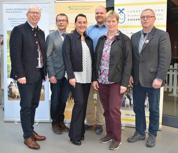 Diskutierten in Verden ber die wirtschaftliche Situation der 11.000 Schafhalter und 3.500 Ziegenhalter in Niedersachsen (von links): Kammerprsident Gerhard Schwetje, Klaus Gerdes (Schafzuchtexperte der Landwirtschaftskammer), Antje Hamann-Thlken (Tierrztin fr Schaf-, Ziegen- und Schweinegesundheit bei der Landwirtschaftskammer), Martin Steffens (Landesbetrieb Landwirtschaft in Hessen), Edda Riedel (Beratungsring fr Schafhalter in Schleswig-Holstein) und 
Joachim Rehse (Vorsitzender des Schafzuchtverbandes Niedersachsen).