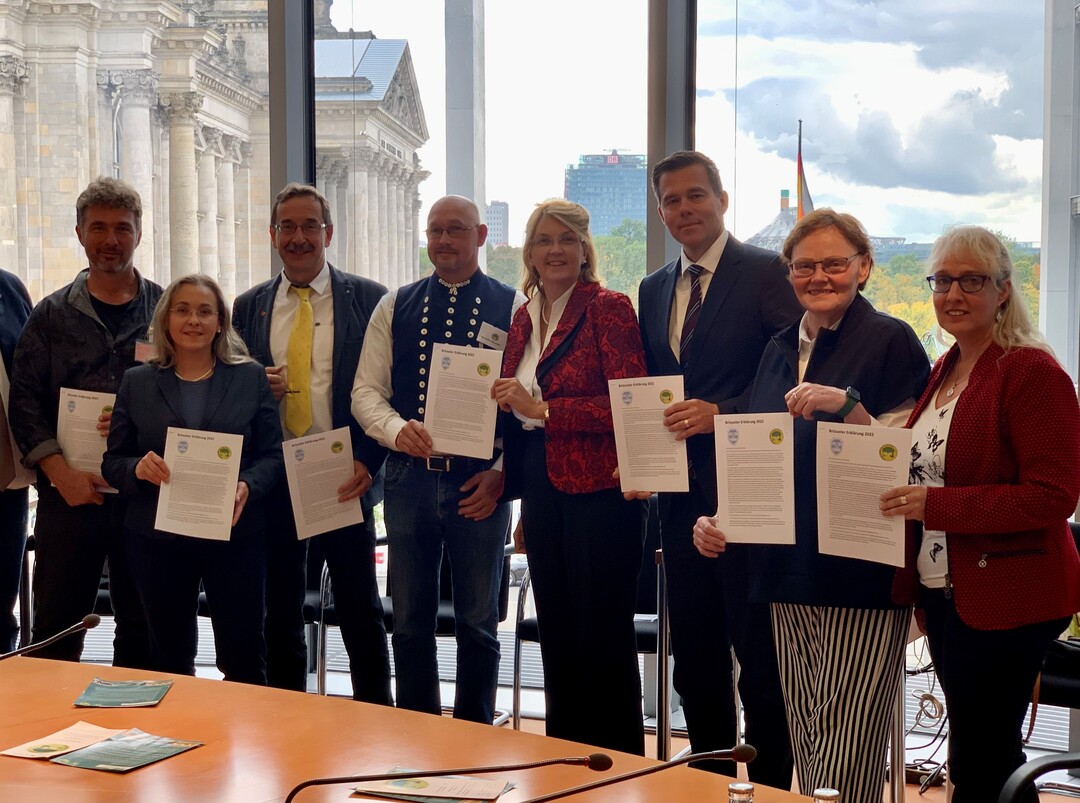 Präsentation der Brüsseler Erklärung: Ina Latendorf, Agrarpolitische Sprecherin (Die Linke), Sylvia Lehmann, MdB (SPD), Dr. Gero Hocker, Agrarpolitischer Sprecher (FDP), Susanne Mittag, Agrarpolitische Sprecherin (SPD), Wendelin Schmücker, Vorsitzender des Fördervereins der Deutschen Schafhaltung e.V., Dr. Burkhard Kirchhoff, Vorsitzender des Hannoveraner Bezirksverbandes Hannover, Luiza Licina-Bode, MdB (SPD), Maik Gersonde stellv. Vorsitzender des Fördervereins der Deutschen Schafhaltung e.V. (v.re. nach li.)
