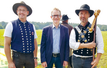 Staatssekretr Dr. Jrgen Buchwald sprach mit Wendelin Schmcker (l.) und Maik Gersonde (r.) vom 
Frderverein der Deutschen Schafhaltung (FDS) ber die Herausforderungen der Weidetierhaltung. 