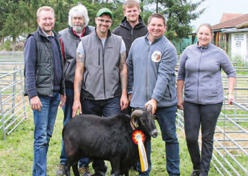 Die Vorstandschaft (v.l.) mit dem Ia-Altbock (im Besitz von Familie 
Kilian): Viktor Wiese, Andreas Behrens, Marcel Mller, Kay Heckel, 
Thomas Kilian und Vanessa Eckhardt.