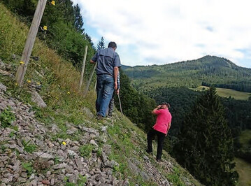 Das Bild zeigt die schwierige Topographie im Schwarzwald. Die 
Steilheit erschwert den Zaunbau und die Arbeit am Zaun enorm. 