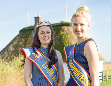 Die neuen Lamm-MHjestten Hanna Dose (l.) und Mareike Brmmer sind eine Stimme fr das nordfriesische Kulturgut Deichschaf. 