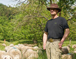 Schäfermeister Rainer Belzner bewirtschaftet seinen Betrieb in der vierten Generation zusammen mit Frau und Sohn sowie der Unterstützung der Eltern.