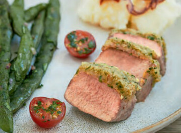 Lammrcken mit Kruterkruste und kleinen Tomaten