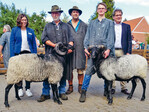 Präsentation der Siegerböcke (v.l.): Bürgermeisterin Kerstin Speder, Schäfer Franz Butz mit dem Siegerbock, Carl Wilhelm Kuhlmann, Vorsitzender des Verbandes Lüneburger Heidschnuckenzüchter, Maximilian Fischer vom Heidschnuckenhof Jeversen mit dem Reserve-Siegerbock und Axel Flader, Landrat des Landkreises Celle.