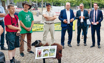 Gesprch vor dem niederschsischen Landtag (v.l.): Karsten Bode (Schafhalter), Wendelin Schmcker (FDS-Vorsitzender), Dr. Burkhard Kirchhoff, Hermann Grupe (FDP-Landtagsabgeordneter), Gerd Hujan (SPD-Landtagsabgeordneter), Andr Bock (CDU-Landtagsabgeordneter), Axel Miesner (CDU-Landtagsabgeordneter), Oliver Lottke (SPD-Landtagsabgeordneter) und Dr. Frank Schmdeke (CDU-Landtagsabgeordneter).
