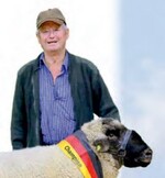 Champion bei den farbigen Fleischschafrassen wurde der Schwarz kopfbock mit der Kat.-Nr. 180 aus der Zucht Bous.