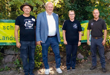 Zum Erhalt der Weidetiere in Deutschland sei ein aktives Wolfsmanagement notwendig, betonte Wendelin Schmcker (l.) vom Frderverein der Deutschen Schafhaltung (FDS). Neben ihm (v.l.): Hermann Grupe (FDP, Sprecher Agrarpolitik Niedersachsen), Ulrike Galler (FDS) und Raoul Reding (Wolfsbeauftragter der Landesjgerschaft Niedersachsen).