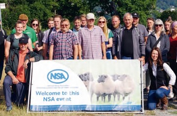 Die Teilnehmenden der Fachexkursion des TWZ Schaf vor dem Eingang zum NSA Sheep Event in Malvern.