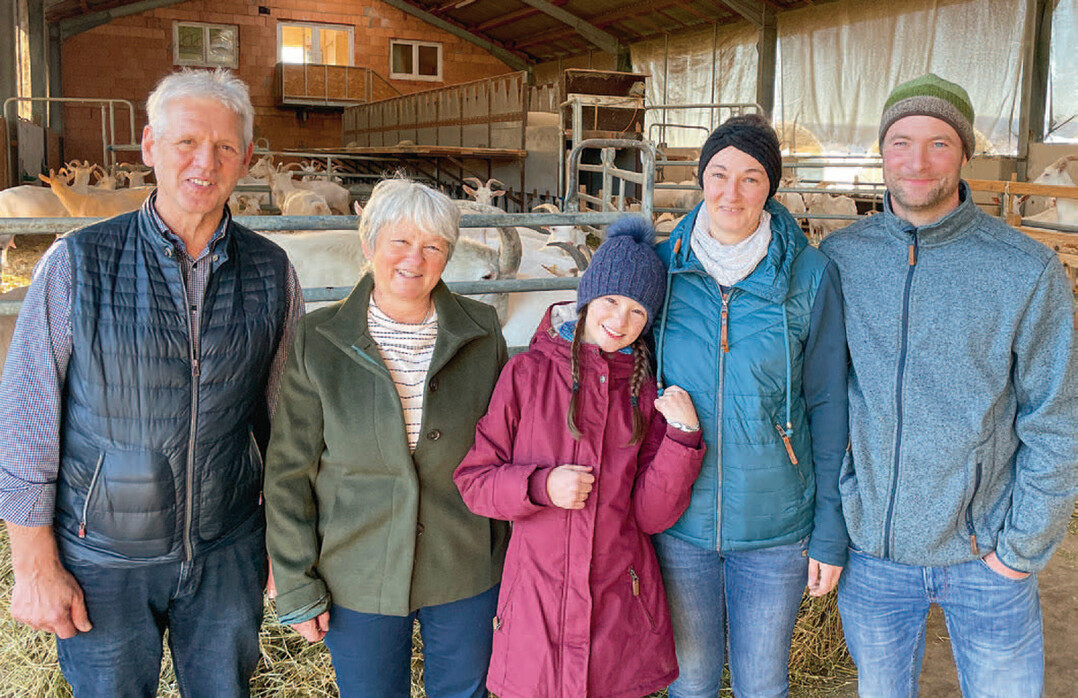 Mira und Markus Hütter (r.) mit Tochter Lotte neben Andrea Kaufmann, Geschäftsführerin, und Johannes Maibom, Vorsitzender des Ziegenzuchtverbandes Bayern.