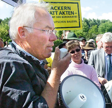Carl Lauenstein bei einer seinen
vielen Demonstrationen
der Schafhalter.