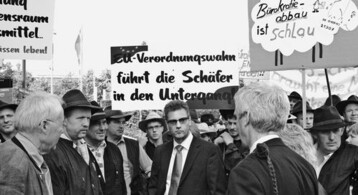 Minister Hauk (Mitte) suchte den
Kontakt zu den Schfern, um mit
ihnen die Probleme zu errtern.