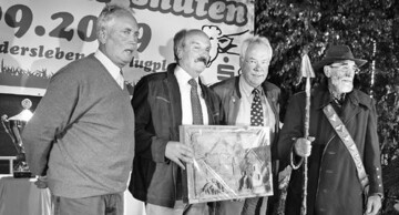 Siegerehrung fr Peter Knauth
durch Carl Lauenstein, Prof. Breitschuh
und Harald Bchner (v. re.).
