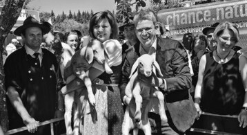 Bundesministerin Ilse Aigner und ihr Bundestagskollege Reinhard Brandl mit Altmhltaler Lmmern.