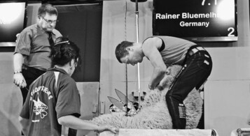 Bei der Schur-WM belegte Rainer
Blmelhuber, hier im Bild mit Richter
Fred Wachsmuth, Platz 21 von 43.