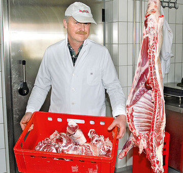 Mit viel bung
zerlegt Alfred
Eichhorn die halben
Schlachtkrper fr
die Abnehmer.