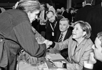 Sabine Rosenberger (links) nahm das Versprechen von Dr. Angela Merkel entge- Gabriele Hopp
gen, sich in einem persnlichen Gesprch ber die Probleme zu informieren.