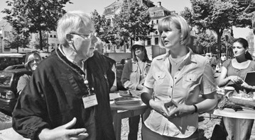 Im Gesprch auf dem Lneburger Marktplatz: Carl Lauenstein und Andrea
Schrder-Ehlers von der SPD-Landtagsfraktion.