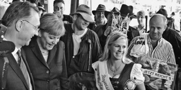 Bundeskanzlerin Merkel traf am Rande des Bauerntages in Begleitung von DBV-Prsident Gerd Sonnleitner (li.) und
der Bayerischen Wollknigin Carina auf Schfer, die gegen die elektronische Tierkennzeichnung demonstrierten.
