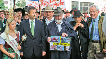 Landwirtschaftsminister Peter Hauck (2. v. li.), Baden-Wrttemberg, ist es zu
verdanken, dass das Thema Tierkennzeichnung erneut behandelt wird.