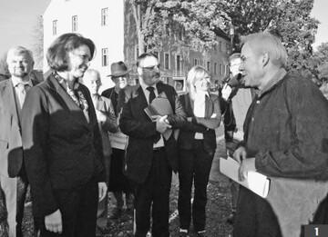 VDL-Vorsitzender Carl Lauenstein konnte am Rande der Agrarministerkonferenz
in Eisleben erneut mit Bundeslandwirtschaftsministerin Aigner
ber das Thema Tierkennzeichnung ab 2010 sprechen.