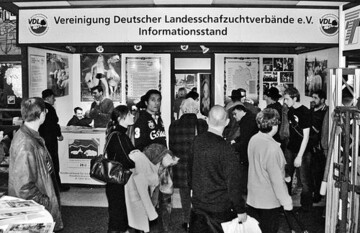 Fr die Information und Beratung der rund 30 000 Besucher, die jeden Tag auf
die Grne Woche kommen, werden dringend Helfer am VDL-Stand gesucht.