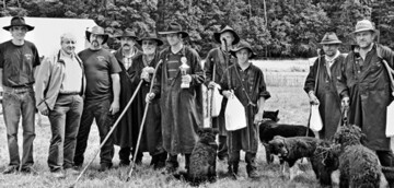 Siegerehrung nach dem Preishten
(von links): Bernd Kowalsky 1. Vorsitzender,
Ortsvorstand Schmitt, 2. Vors.
Peter Hasslinger, Hterichter Manfred
Voigt, Ludwig Gnger, Sylvio Thermann,
Florian Gimber, Elias Krmer,
Bodo Peter, Hans Baum.