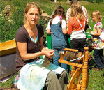 Bernhardine Denzin betreute mit fünf
Jahren ein Flaschenlamm. Seither begeistert
sie der Geruch von Wolle.