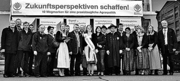 Peter Reuter (im Schferkittel) und die Altmhltaler Lamm-Knigin Katharina Eichhorn (Mitte) setzten sich zusammen mit dem Bayerischen Bauernverband fr die Interessen der Schafhalter ein.