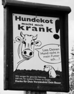 Solche Schilder weisen die Hundebesitzer
auf das Problem Hundekot hin.